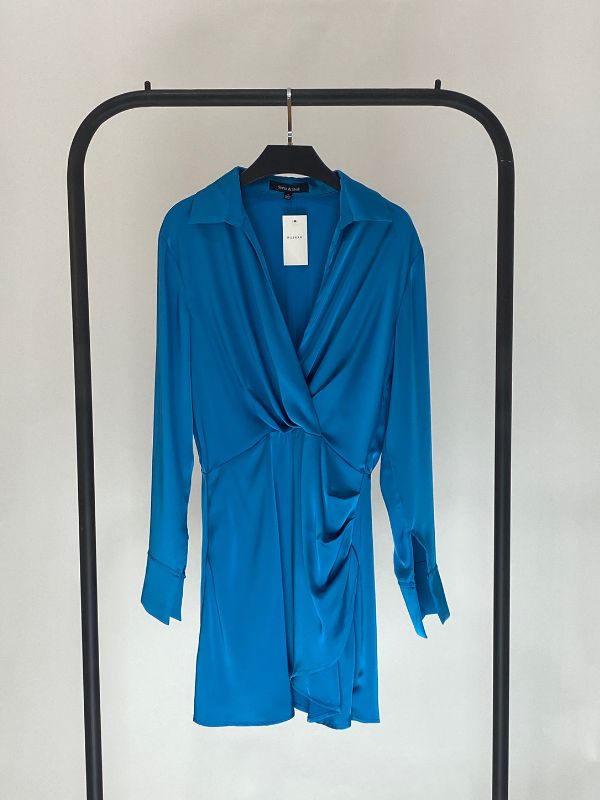 Vestido con pinzas azul pavo corto, manga larga