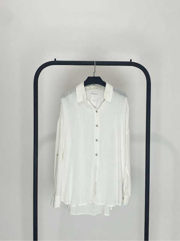 BLUSA BOTONES IVORY SATINADA CLASICA