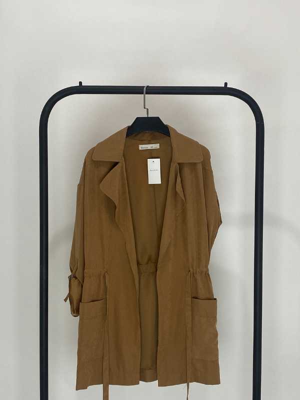 CHAQUETA CAMEL LIGERA MANGAS ENROLLABLES