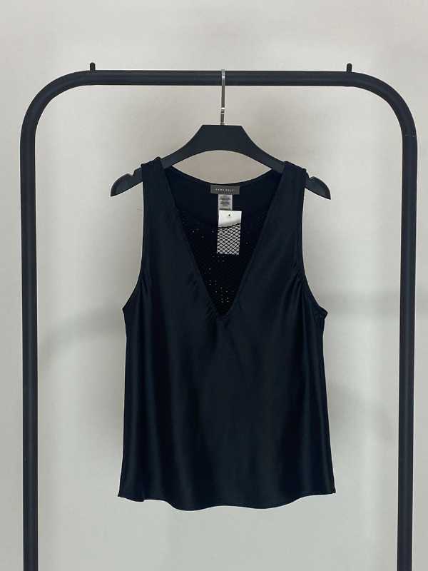 BLUSA SATINADA SIN MANGAS CON DETALLE EN EL PECHO NEGRA