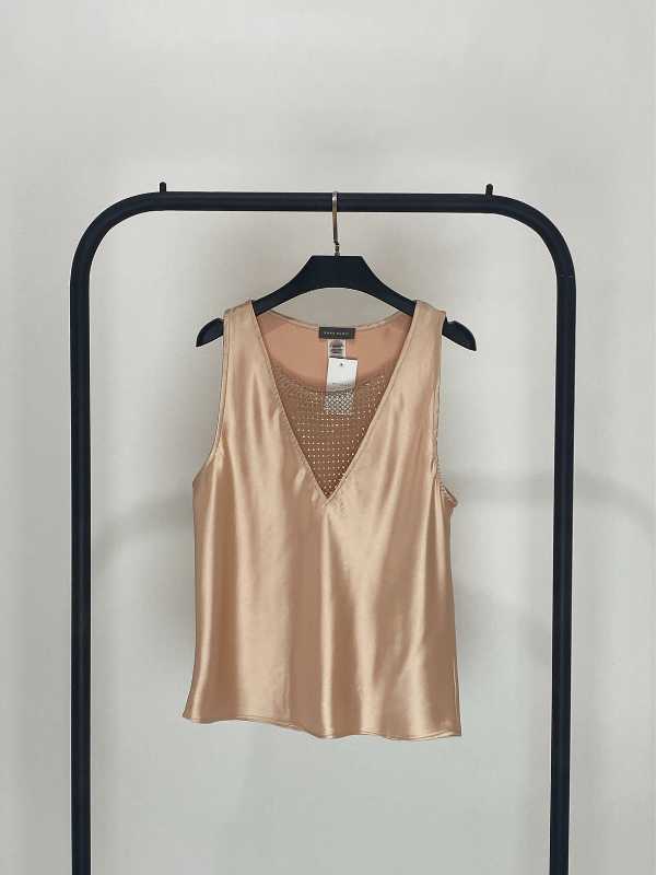 BLUSA SATINADA SIN MANGAS CON DETALLE EN EL PECHO IVORY